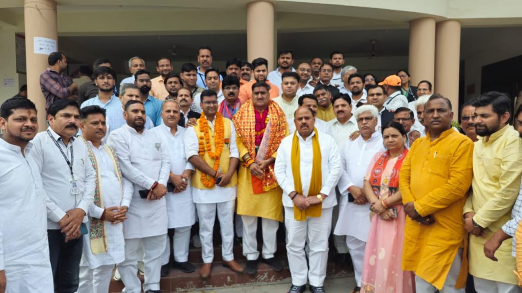 भाजपा प्रत्याशी सतीश गौतम के नामांकन से पूर्व डीएम कार्यालय पर जुटे भाजपा नेता