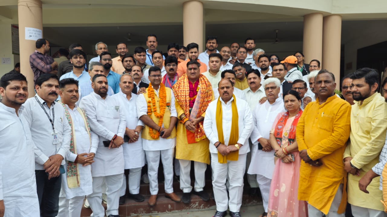 भाजपा प्रत्याशी सतीश गौतम के नामांकन से पूर्व डीएम कार्यालय पर जुटे भाजपा नेता