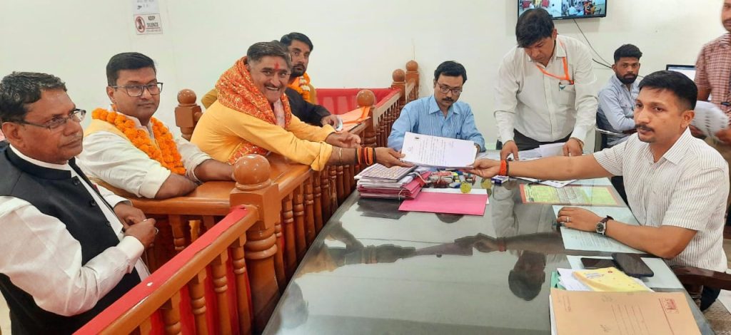 डीएम के समक्ष अपना नामांकन दाखिल करते भाजपा प्रत्याशी सतीश गौतम