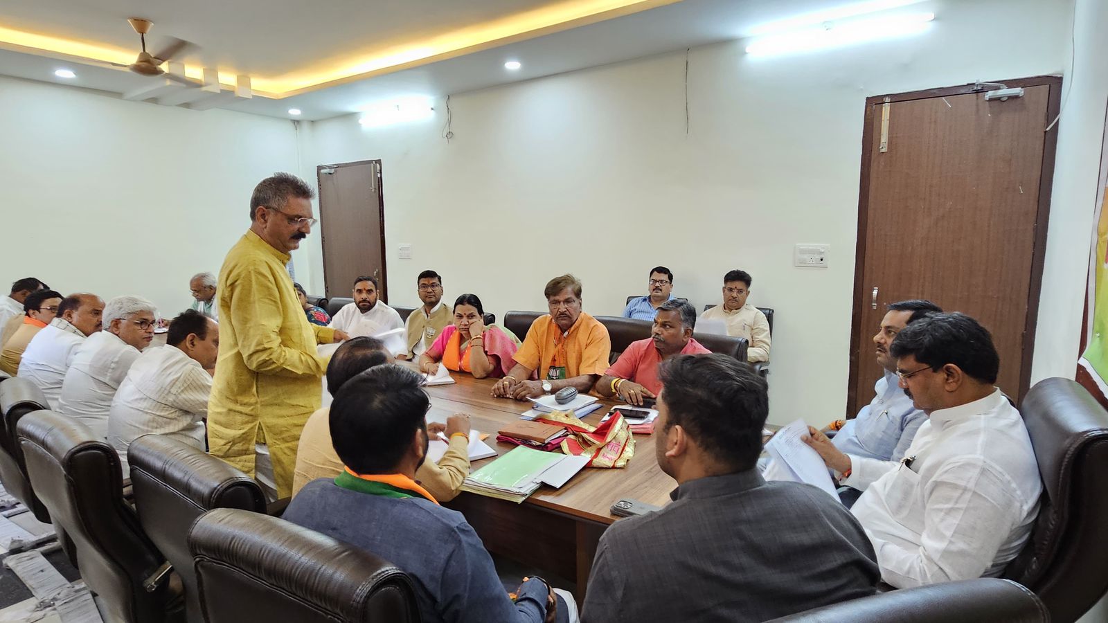 भाजपा कोर कमेटी की बैठक लेते संगठन मंत्री धर्मपाल