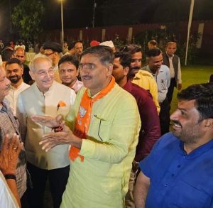 बैठक में उपस्थित सांसद सतीश गौतम उपस्थित लोगों से वोट मांगते हुए |