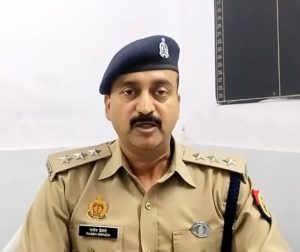 घटना के सम्बन्ध में मीडिया को जानकारी देते सीओ खैर राजीव द्विवेदी 