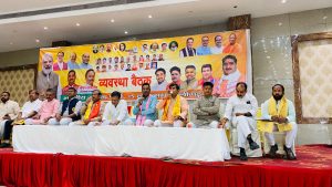 बैठक लेते धर्मेन्द्र सिंह 