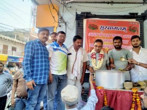 रामनवमी पर प्रसाद वितरण करते कांग्रेसी 
