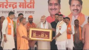 प्रधानमंत्री को अलीगढ़ के ताले का प्रतीक चिन्ह सौंपते मुख्यमंत्री आदित्यनाथ व् मेयर प्रशांत सिंघल