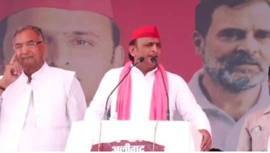 अलीगढ़ के नुमाइश मैदान में गठबंधन के उम्मीदवार चौ0 बिजेंद्र सिंह के साथ अखिलेश यादव