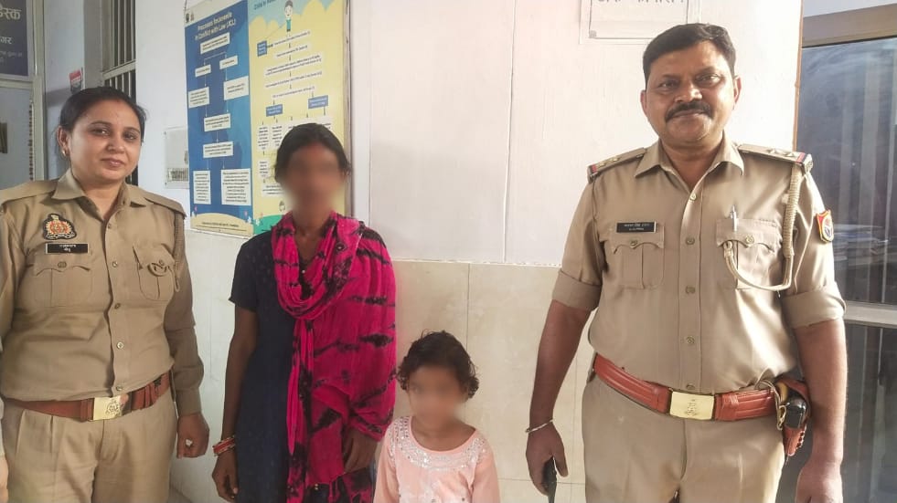 परिजनों के साथ गुमशुदा बालिका एवं पुलिस कर्मी