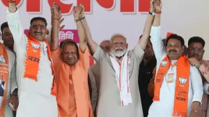 अलीगढ़ की चुनावी रैली में जनता का अभिवादन स्वीकार करते प्रधानमंत्री मोदी 